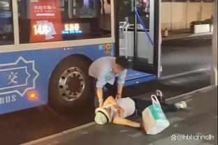 怒了！港媒三问梅西为何不上场：对得起球迷吗？赛后颁奖都看不见人